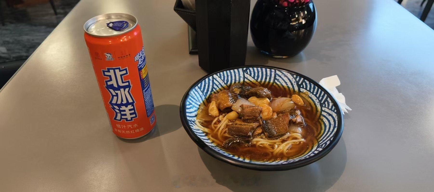 今天这一天的行程是真的满，早上起床还在杭州，一早就抓紧去机场，到机场一碗面还没吃