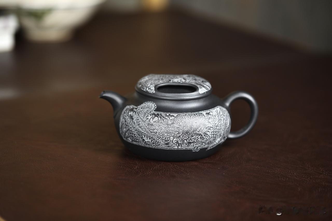 茶桌上，我拦住了要买“天青泥”的朋友
上周末朋友老陈兴冲冲地约我喝茶，说淘到了宝