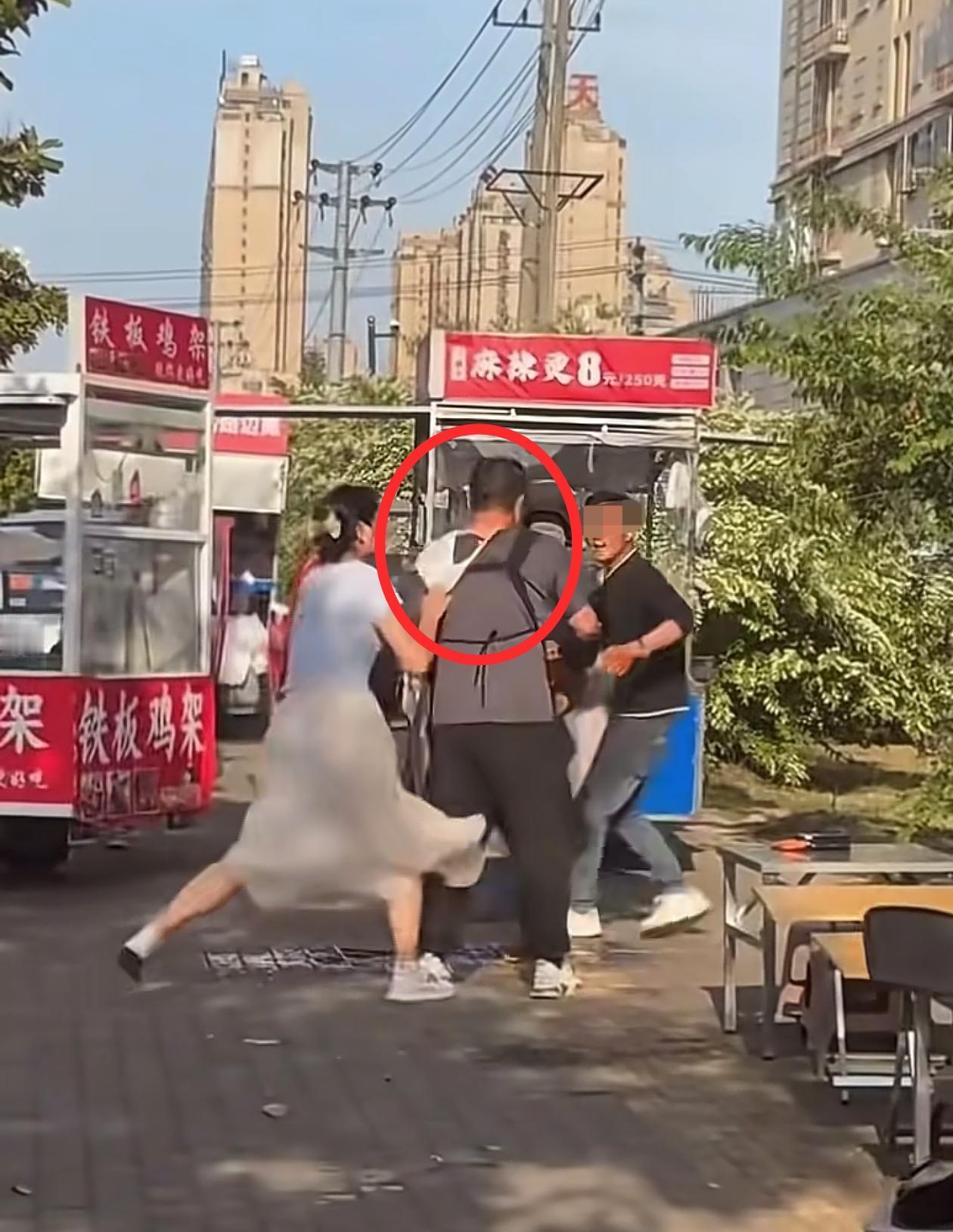 不吐不快，山东内裤套头事件持续发酵，别再都说是大叔的错了，这对年轻夫妻的 4 个