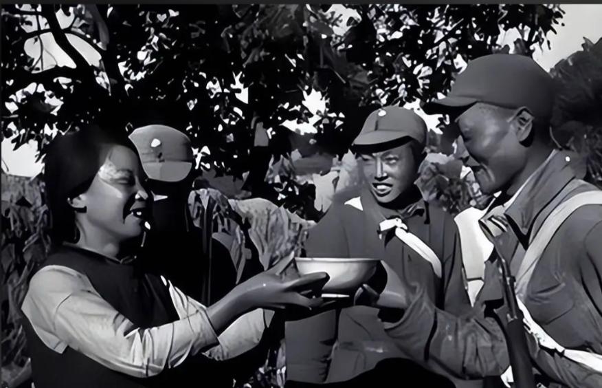 1944年冬天，冀中任丘县。三个穿着八路军军装的人在天还没亮的时候敲响了周大娘家