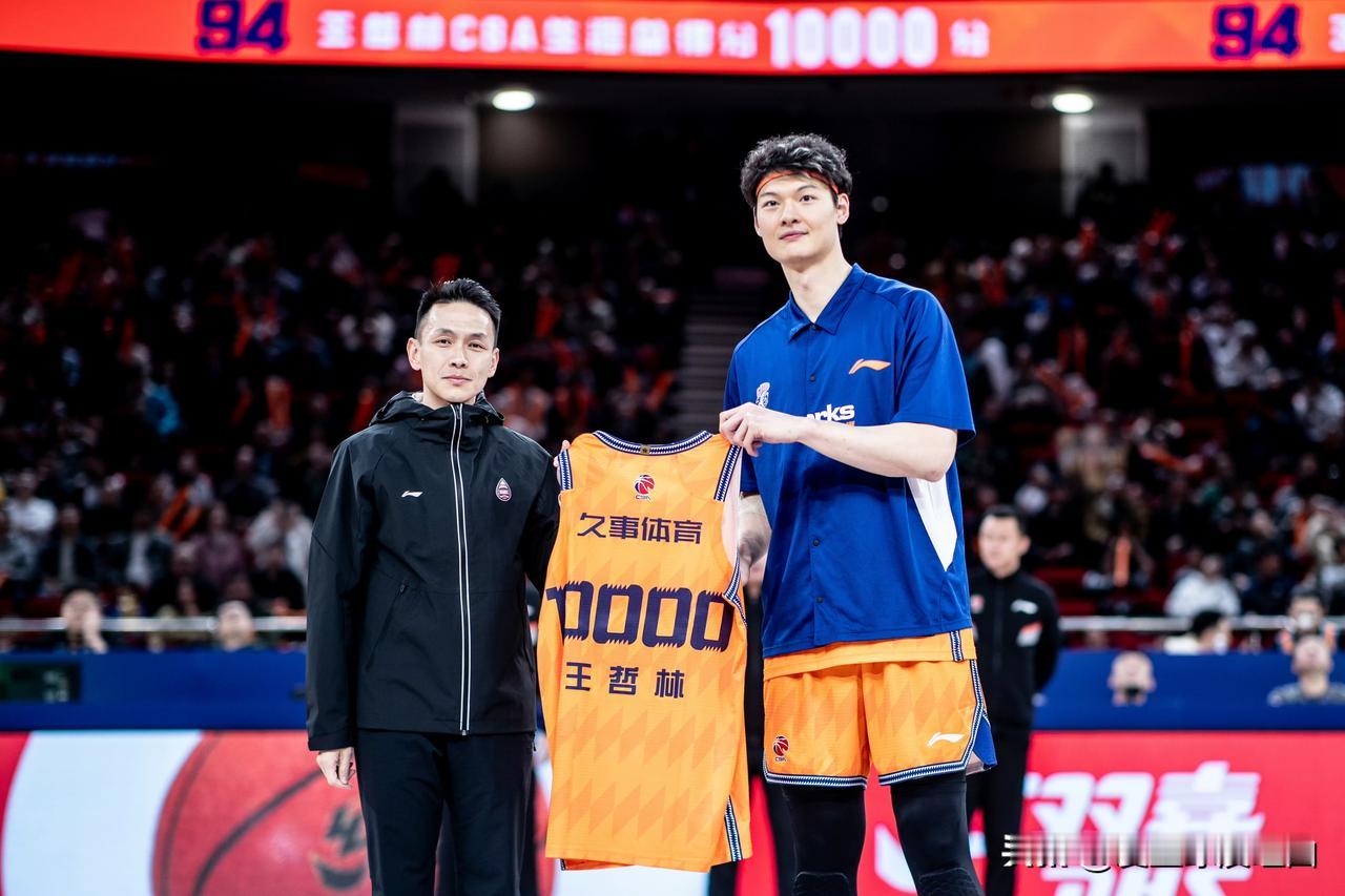 在今晚对阵深圳马可波罗的赛前，上海队总经理为王哲林颁发了“万分先生”专属纪念球衣