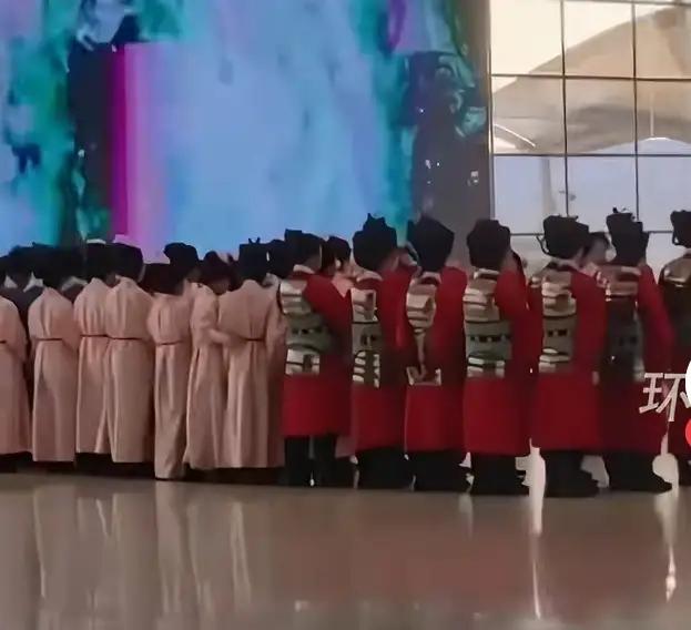 广州白云机场工作人员集体换上汉服 广州白云机场工作人员集体换上汉服迎新火出圈！自