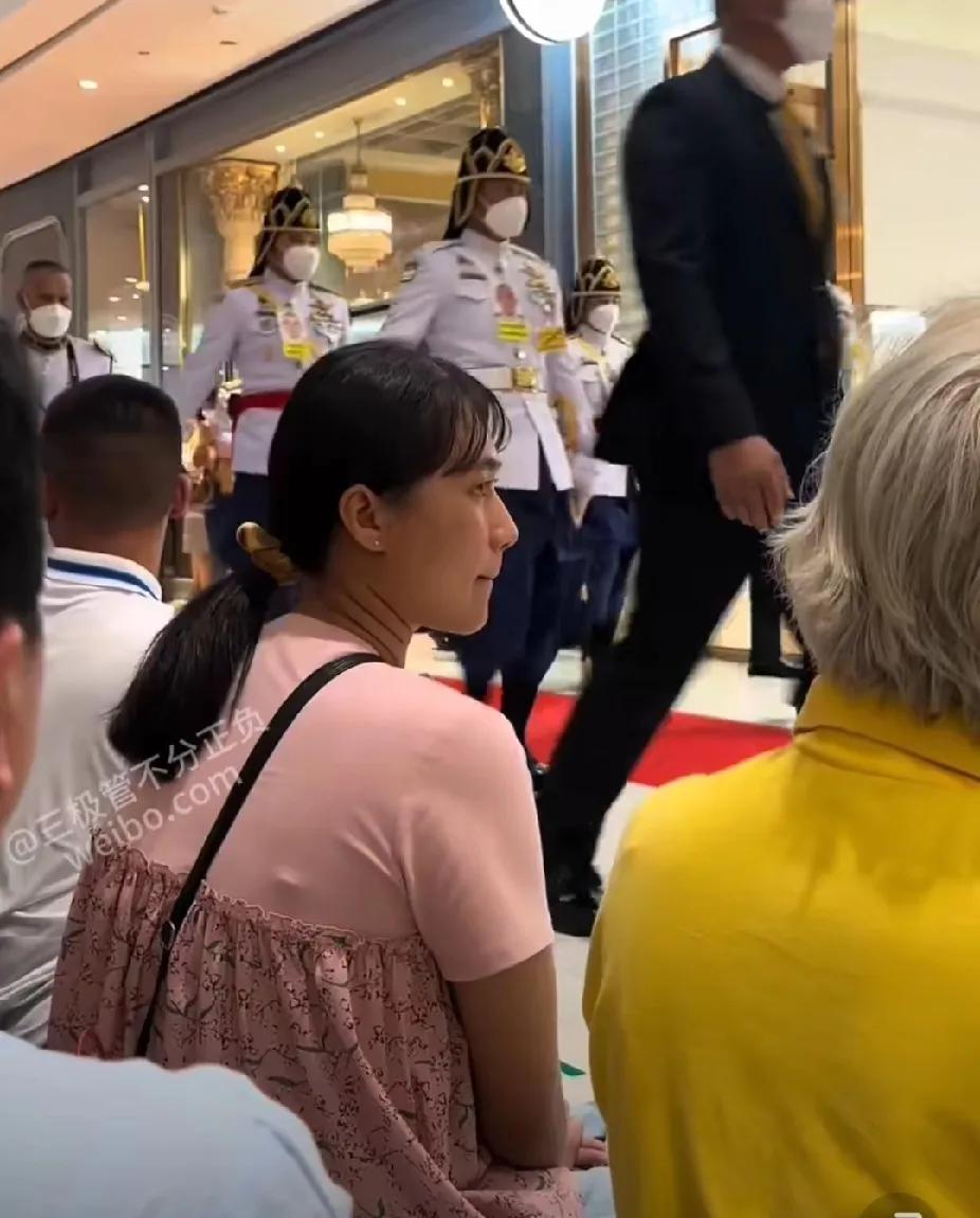 一位去泰国旅游的小姐姐偶遇泰国国王，然后和其他泰国人一样跪地迎接，简直让人难以理