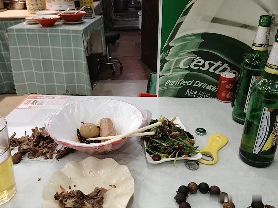 喝的不是酒。喝的是伤心，压力[泣不成声]谁也不容易！