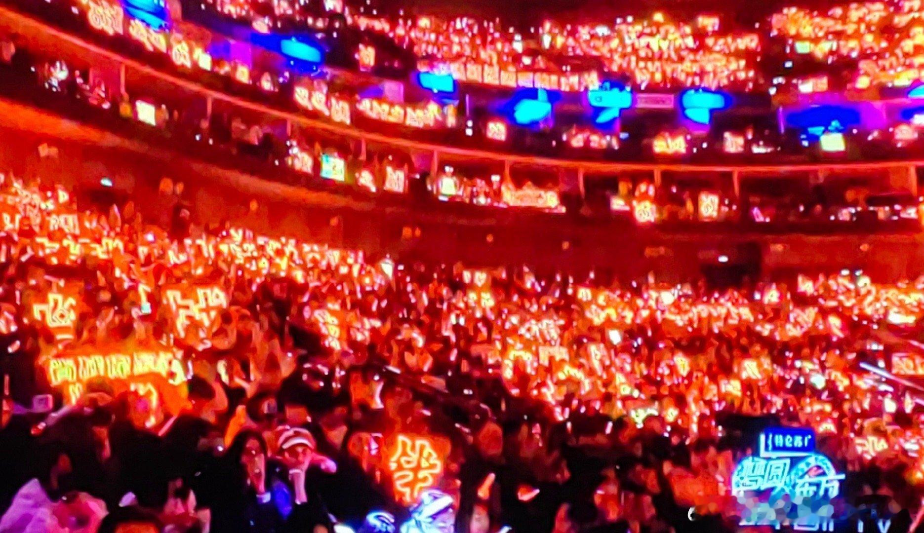 东方卫视肖战红海东方卫视舞台上，全场红海超震撼。肖战帅气登场，歌声动听，瞬间点燃