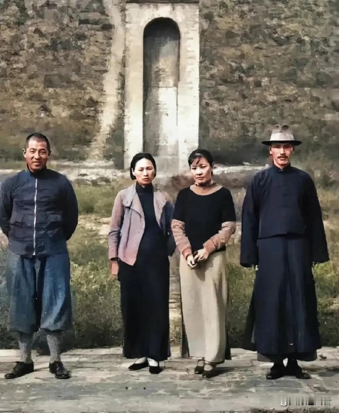 1936年10月，少帅张学良陪同蒋介石、宋美龄和邵力子夫人傅学文等人参观陕西茂陵