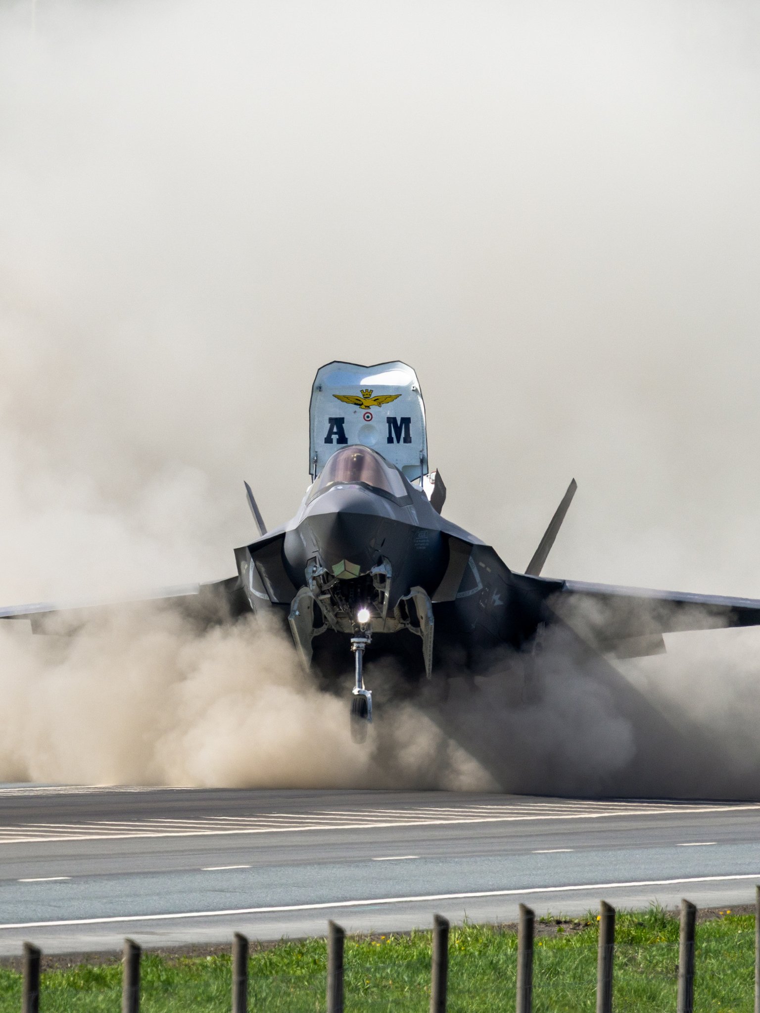 飞扬军事 在2026 紧迫旷野演习期间，意大利空军F-35B战机首次在芬兰公路上