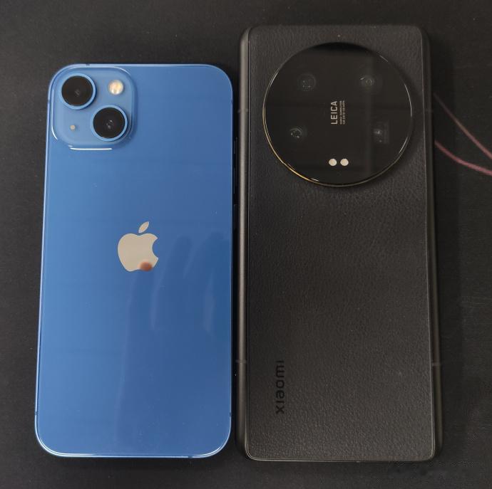 小米13 Ultra 对比 iPhone 13，这镜头模组真是霸气，大小和厚度全