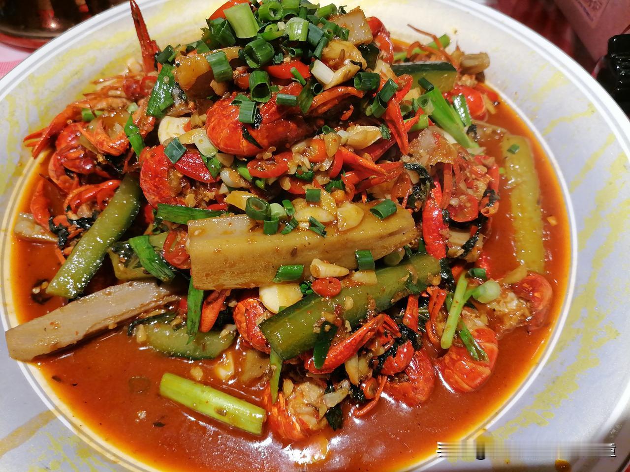 古典经济学秉持理性人假设，认为个体决策时能够精准测算事件概率、最大化自身收益。由