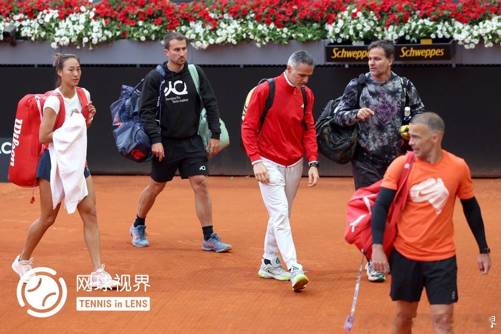 郑钦文今天赛前备战的时候腿上就贴了一个肌贴，采访的时候我问她是否腿受伤了？“就是