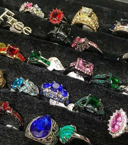 最近“廉价首饰致癌物超标9000多倍”的消息冲上热搜。广州一家饰品批发市场的耳钉