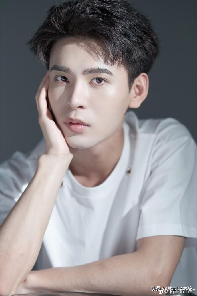 快30岁的男演员跟11岁女孩演夫妻，这也太难为他了，怎么入得了戏呢？

出演“替