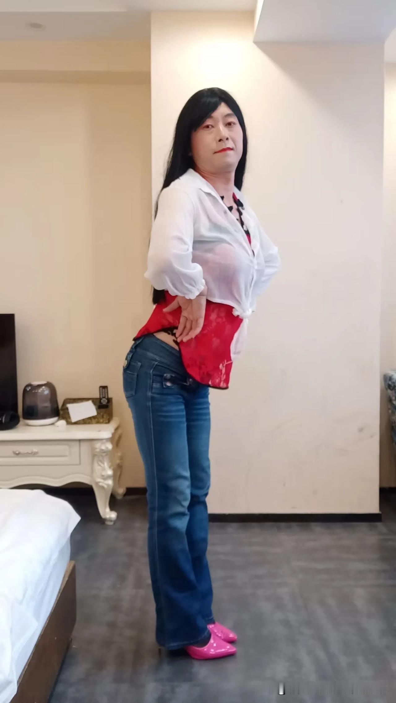 时尚大叔女装挑战牛仔裤穿搭也漂亮
时尚不分年龄性别，爱美之心，人皆有之，喜欢漂亮