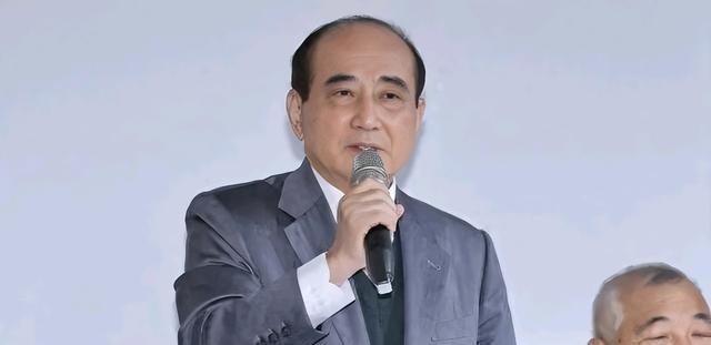 就在不久前，这位台湾政坛的“不倒翁”还频频穿梭两岸，祭祖、会友、谈交流，温和姿态