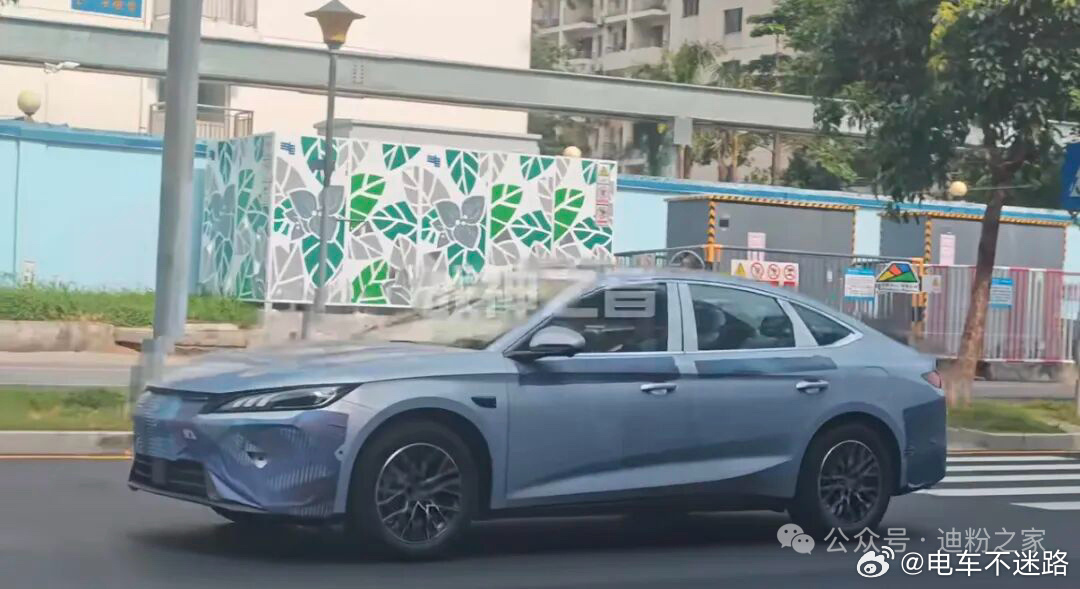 比亚迪第三代秦PLUS路试谍照在深圳比亚迪附近被拍到，仅车头和车门带有局部伪装，