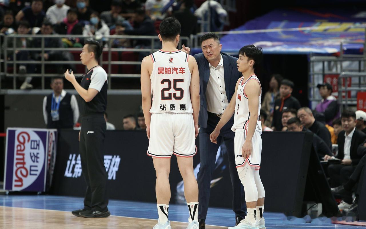 杜锋表示：广东队的年轻球员需要跟辽宁队的老大哥们多学习。而且郭艾伦的复出不仅能够