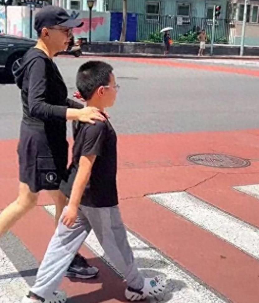 谁能想到？那个在春晚舞台上逗得全国人民前仰后合的宋丹丹，如今最得意的身份，竟然是