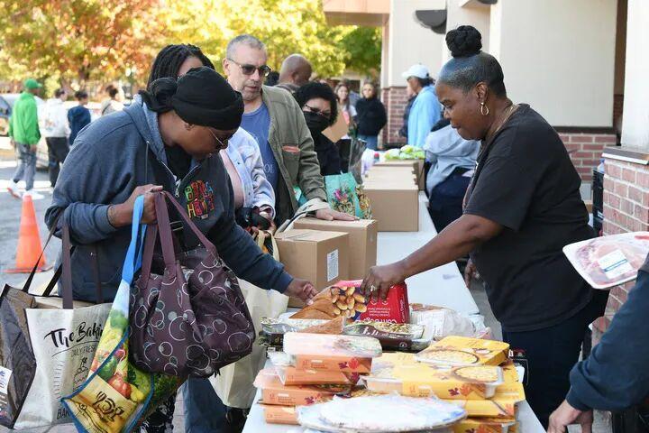 中国网友无端挑起一个“斩杀线”的问题，通过社交媒体传到美国，把很多无忧无虑的美国