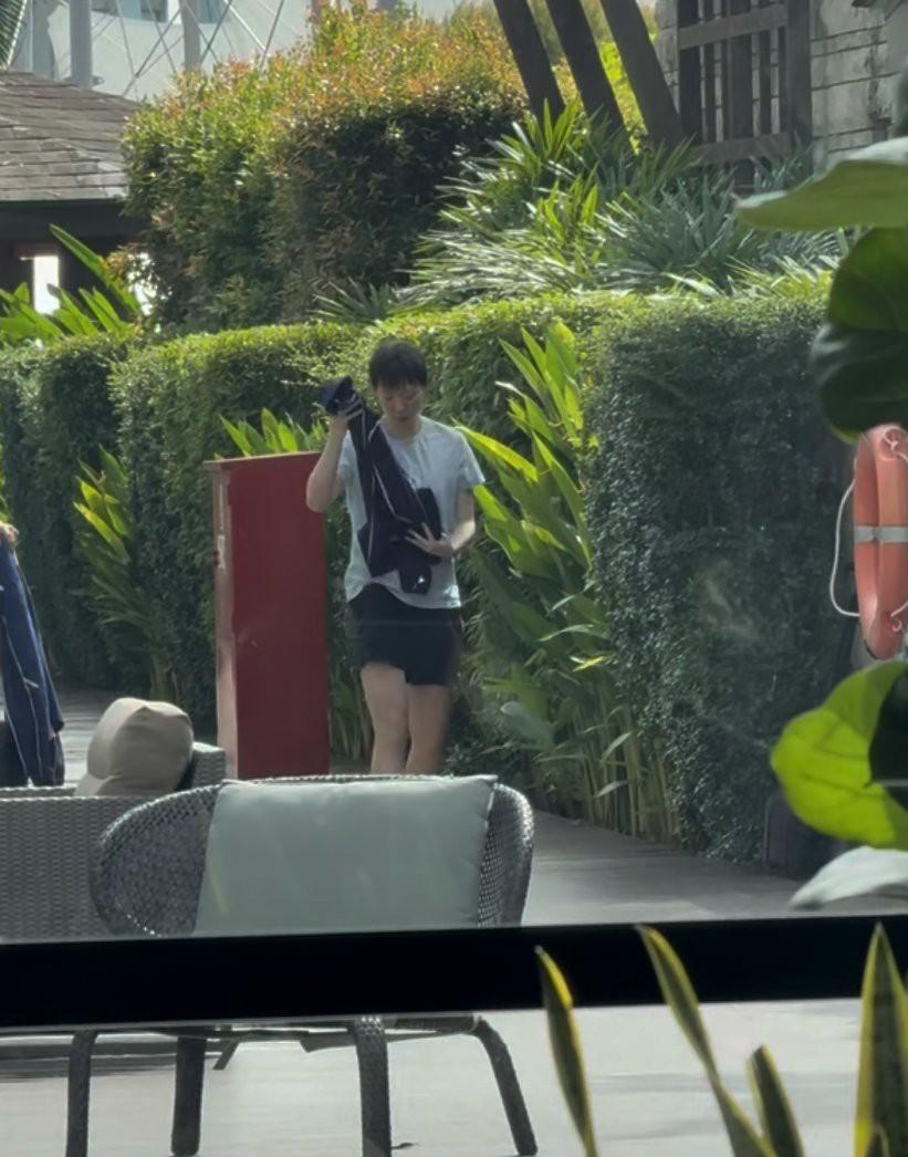 WTT新加坡大满贯比赛期间，被偶遇的王曼昱，刚刚做完体能训练后返回酒店。
因为新