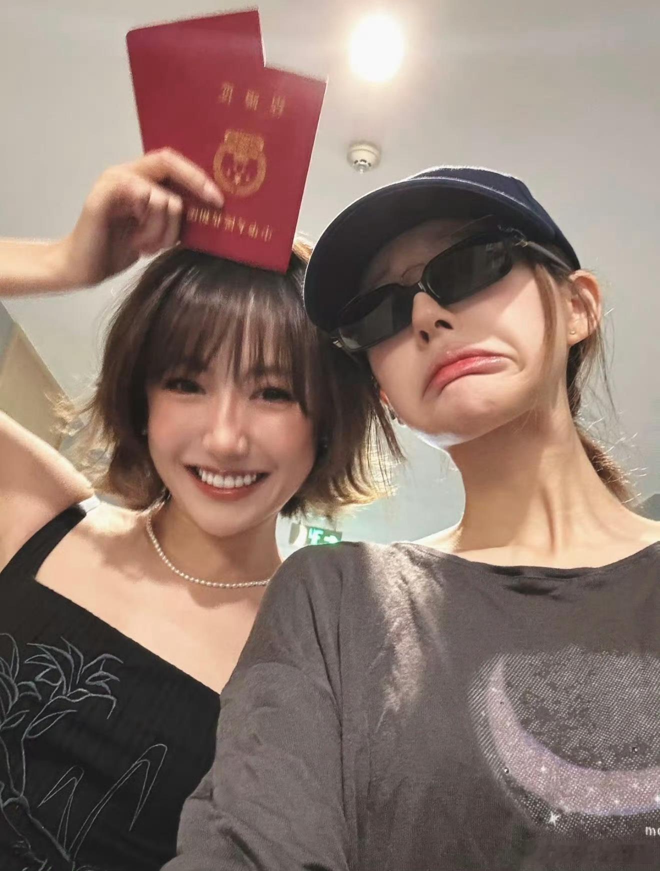 魏笑新婚快乐啊赵露思陪魏笑领证魏笑结婚