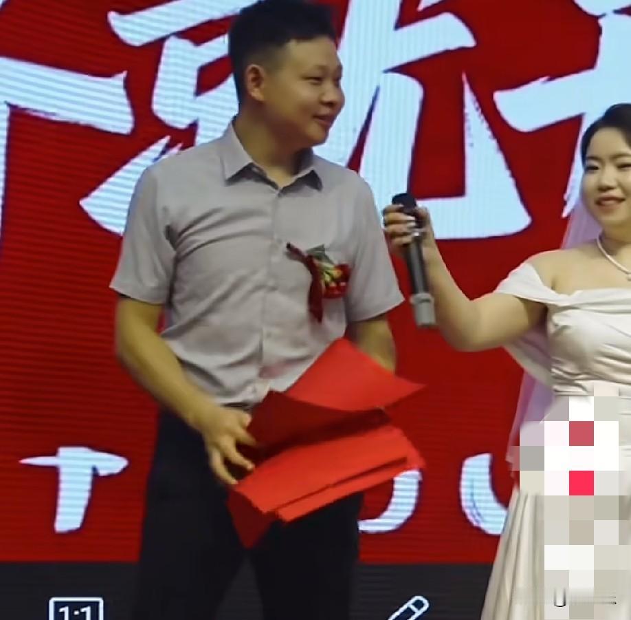 近日，四川宜宾，一婚礼上新郎新娘拿着大大又厚厚的发言稿上台，谁知道新郎只说了最简