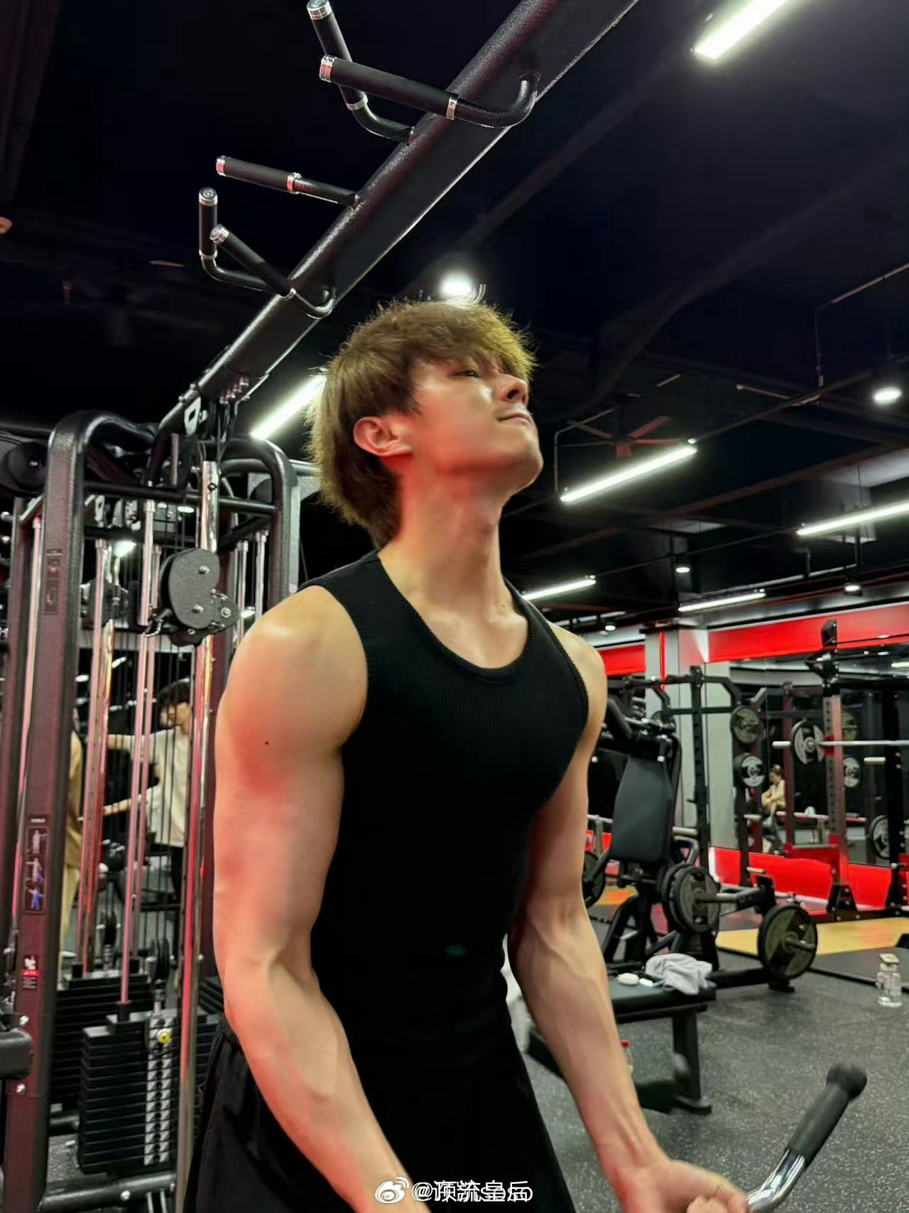 背心男神许凯又秀肌肉出片