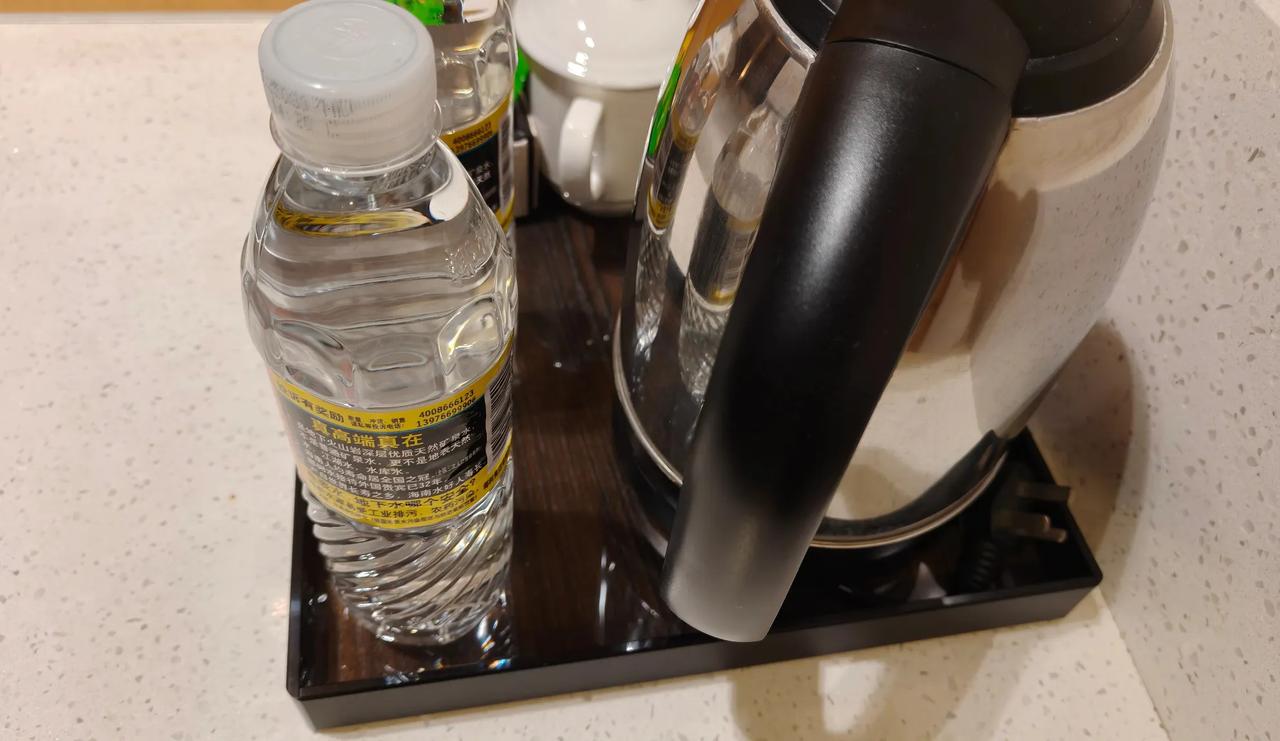 比如，有的人发现水瓶盖是被人偷偷拧开过的，一拧就松了；或者用力挤压一下瓶身，发现