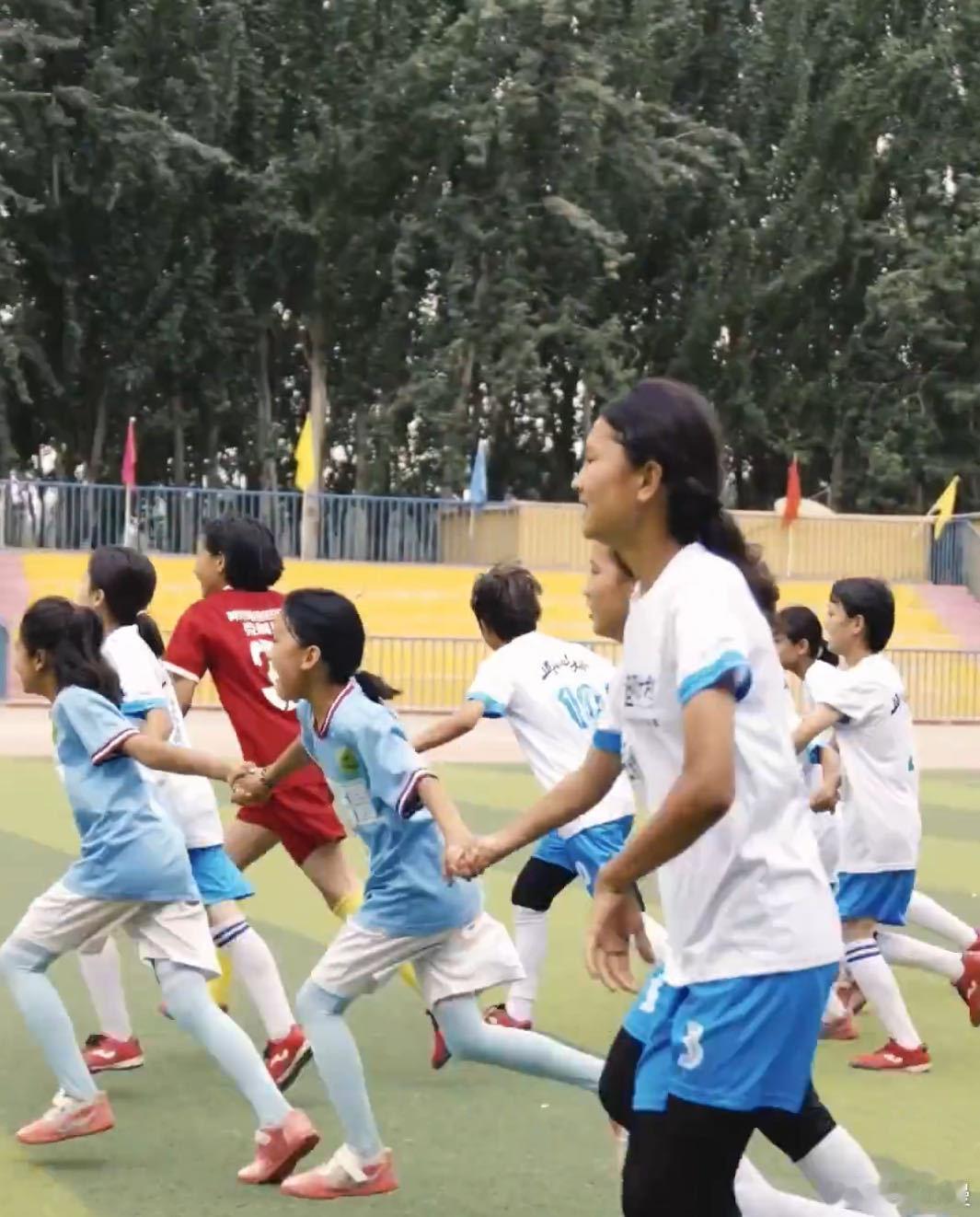 乡村小学里也有一支功夫女足电影照进现实了！新疆且克村小学这支乡村女足，活成了《功