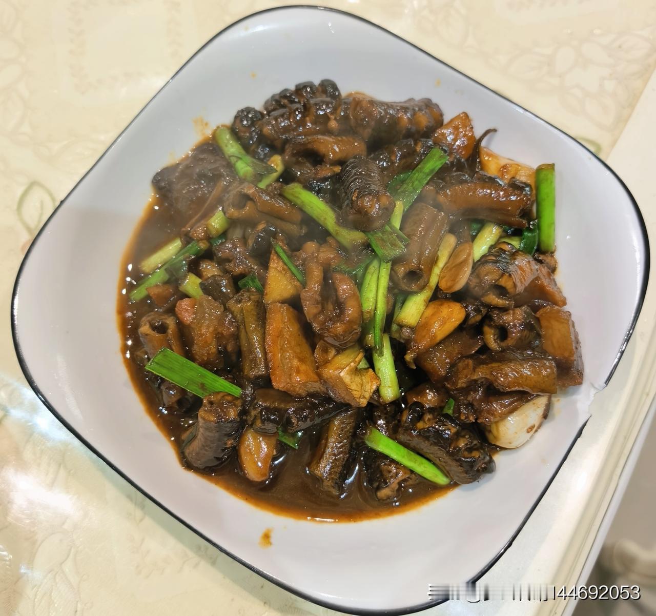 他知道下午要回单位，一大早去菜市场买菜，中午烧了三个菜：咸肉烧鳝段，羊肉烧萝卜，