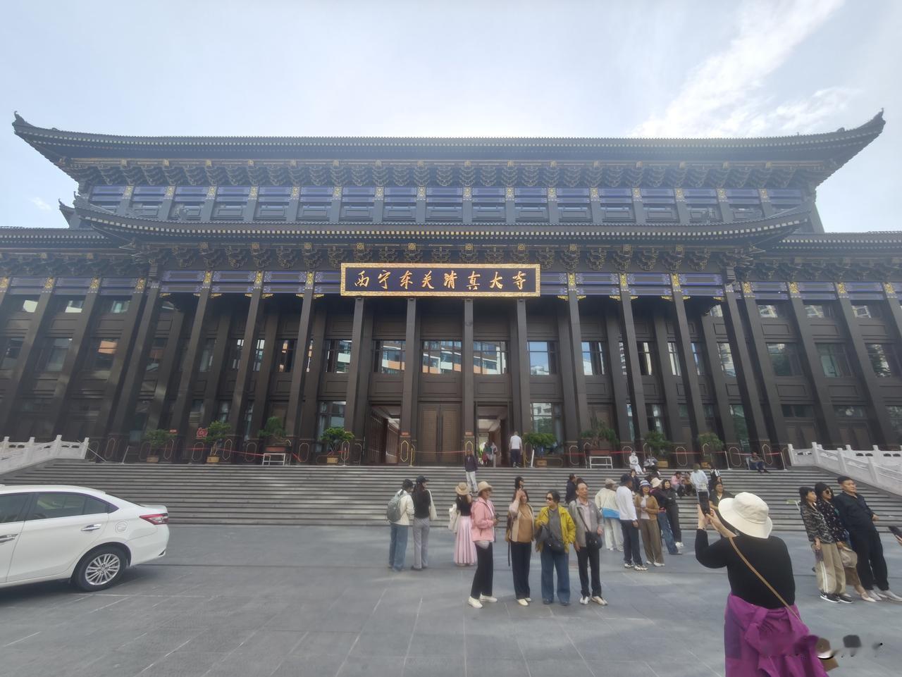 浣溪沙13·西宁东关清真寺
重阁飞檐接远天，
雕梁凝紫壮雄观。
长阶平阔聚尘缘。