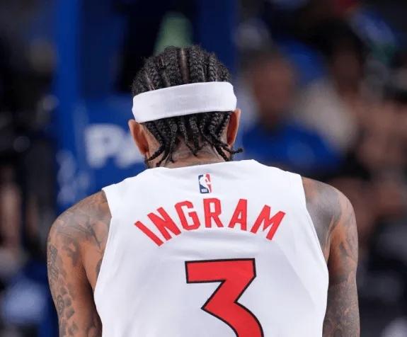 英格拉姆今天真是“高开低走”啊！
前三节17中10就得到了22分，结果全场结束还