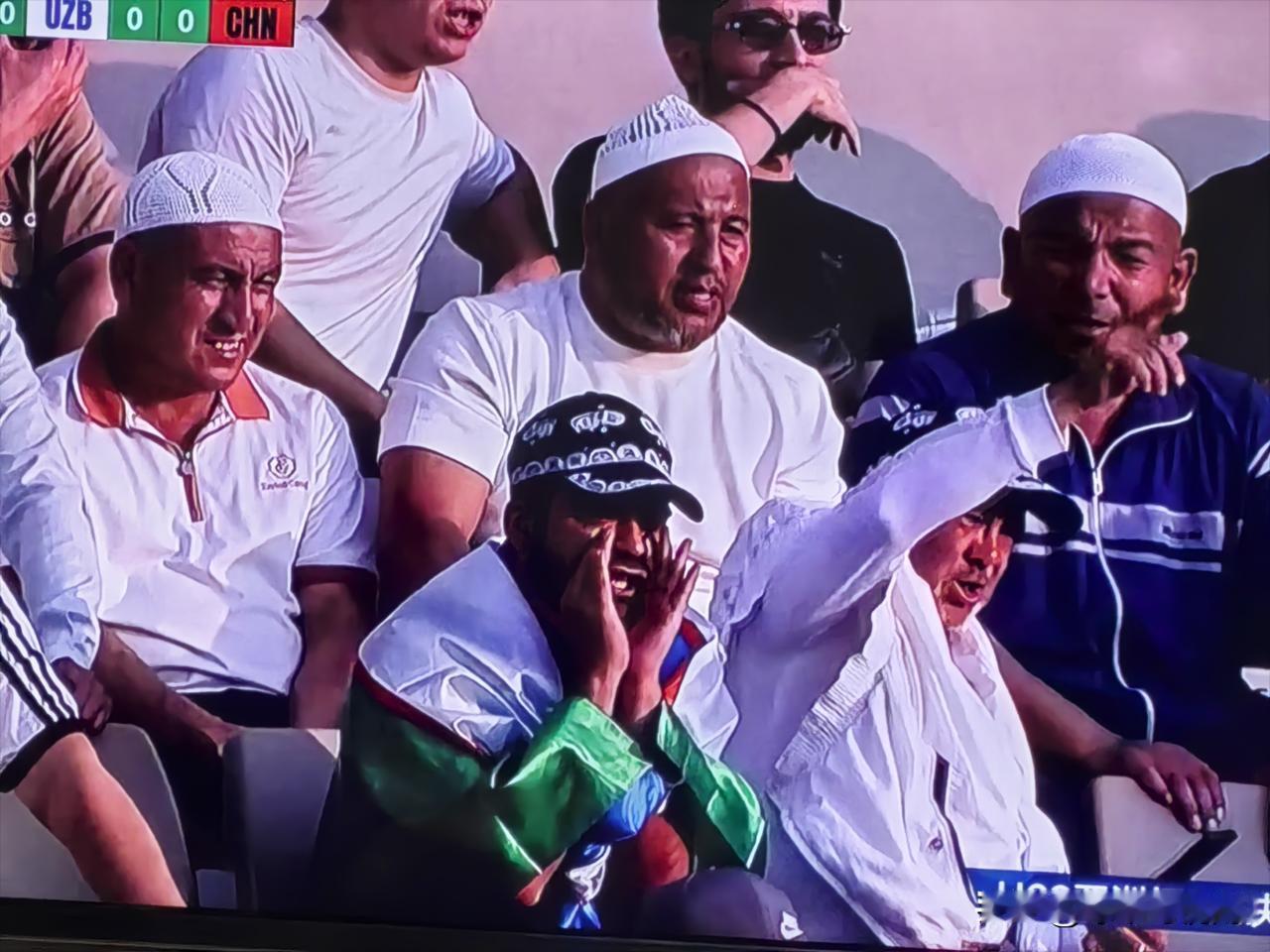 不懂就问：
看U23亚洲杯1/4决赛，
中国对阵乌兹别克斯坦时。
看见乌兹别克斯