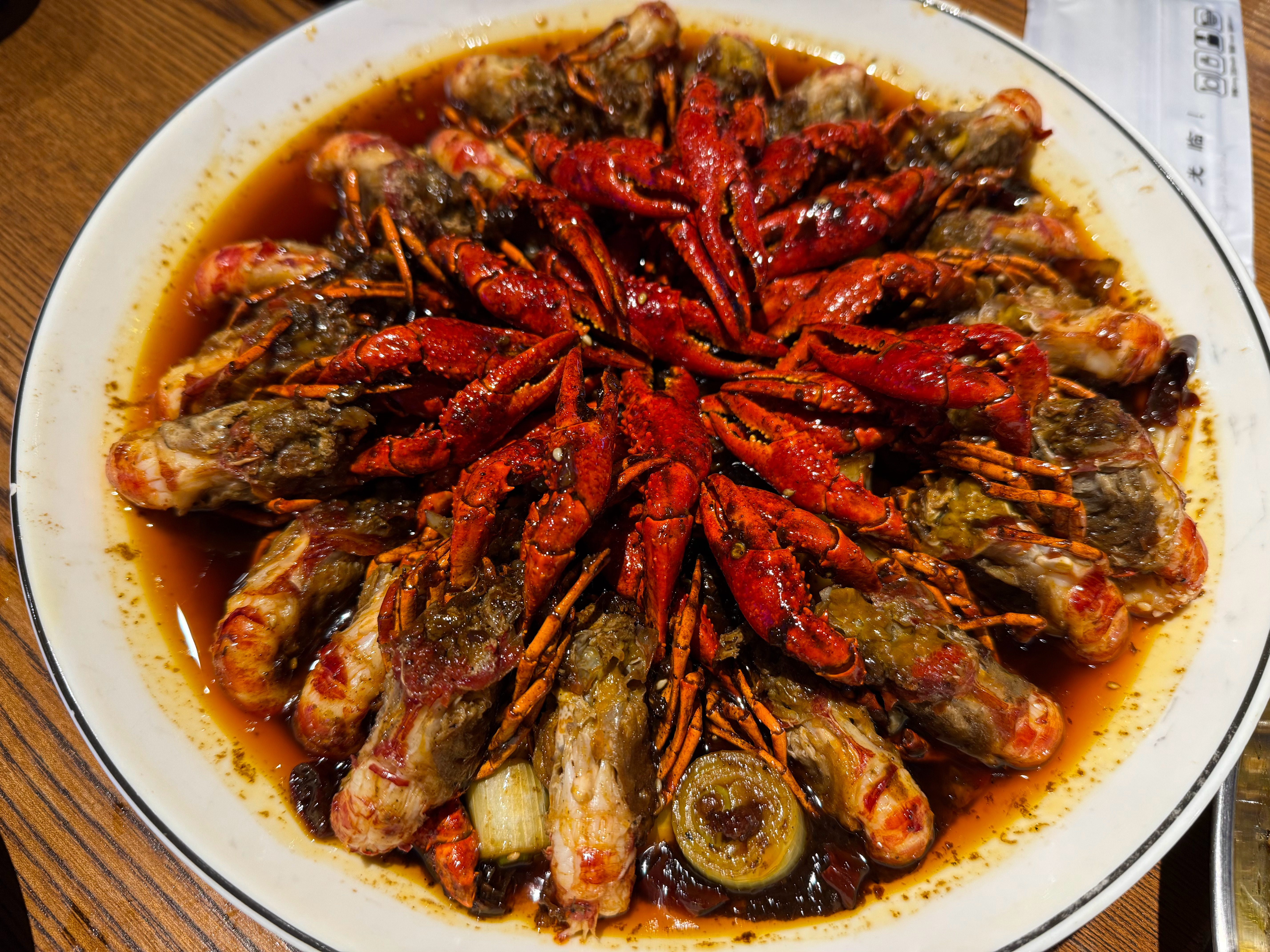 服务真好，有人剥虾也未免太爽了吧⋯[干饭人] 