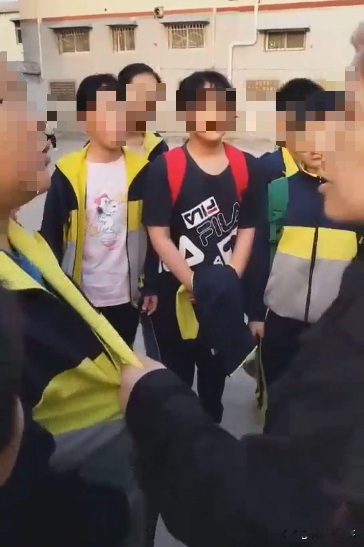 果然没有平白无故的殴打！河南新乡，一位9岁男孩放学时，在校门口遭同学家长殴打至住