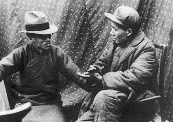 1938年，延安窑洞里，梁漱溟带着自己的书，来与毛泽东辩论。两人就一个问题展开了