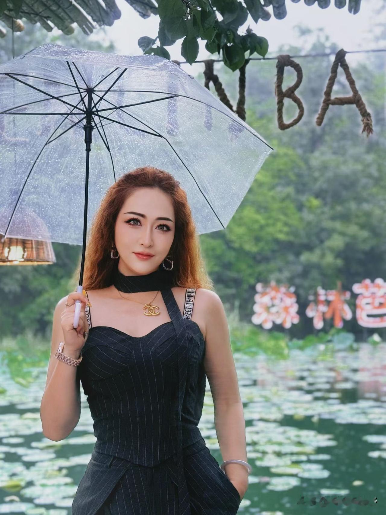 雨中漫步，撑伞漫步在绿意盎然的湖畔，感受自然的宁静与美好西安染发分享 晒晒你的美