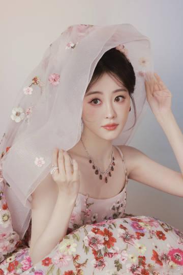 祝绪丹完全花花公主祝绪丹这个花仙子美到我了蓬松裙摆自带童话感 ​​​
