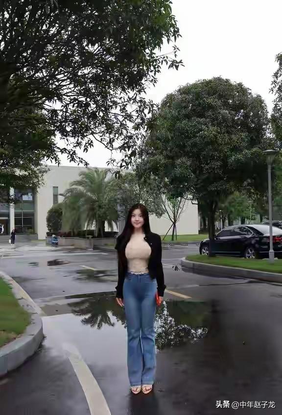 今年22是不是既可以谈18也可以谈30
 
雨后的户外街头，空气里还带着湿润的草