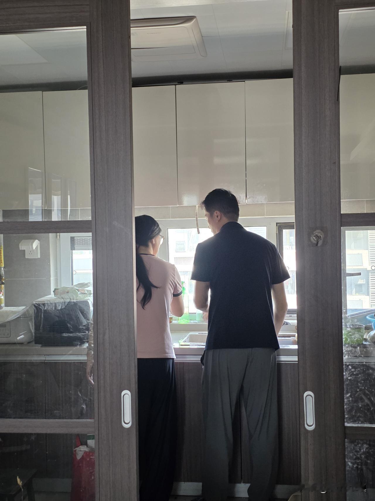 女儿说了一句话，把我逗乐了，她说的是那么个理儿，到但父女之间用不着吧？

女儿这