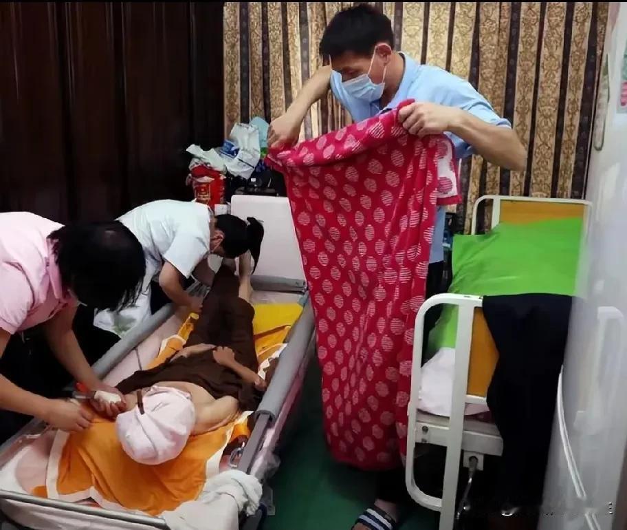 有需求就有市场，靠自己双手劳动挣钱，没什么不好意思的。给卧床不起的老人洗一次澡，