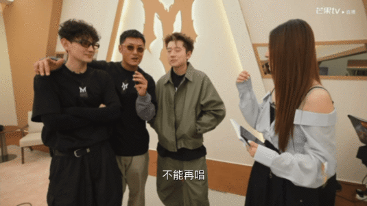 余文乐做队长有种霸总感 余文乐还是年上会疼人 又霸总又暖心的队长请多来点！余文乐