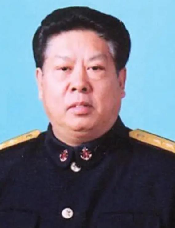 万万没想到，一个把手伸进国防经费里搅了个天翻地覆的军队巨贪，坐在审判席上居然稳得