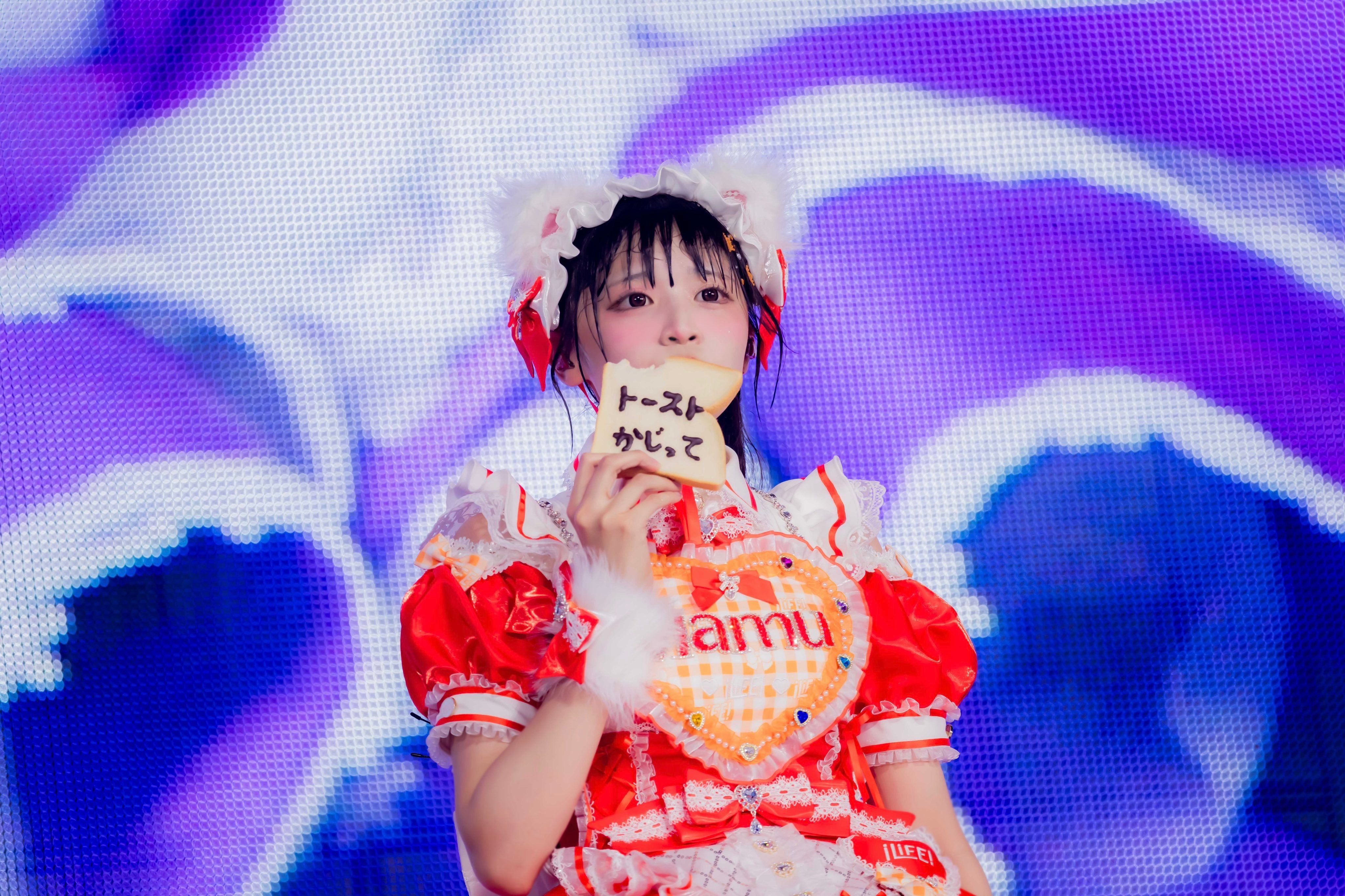 在2万人公演中啃完一整片面包的小偶像🍞小熊まむ：「トーストかじって交差点でぶつ
