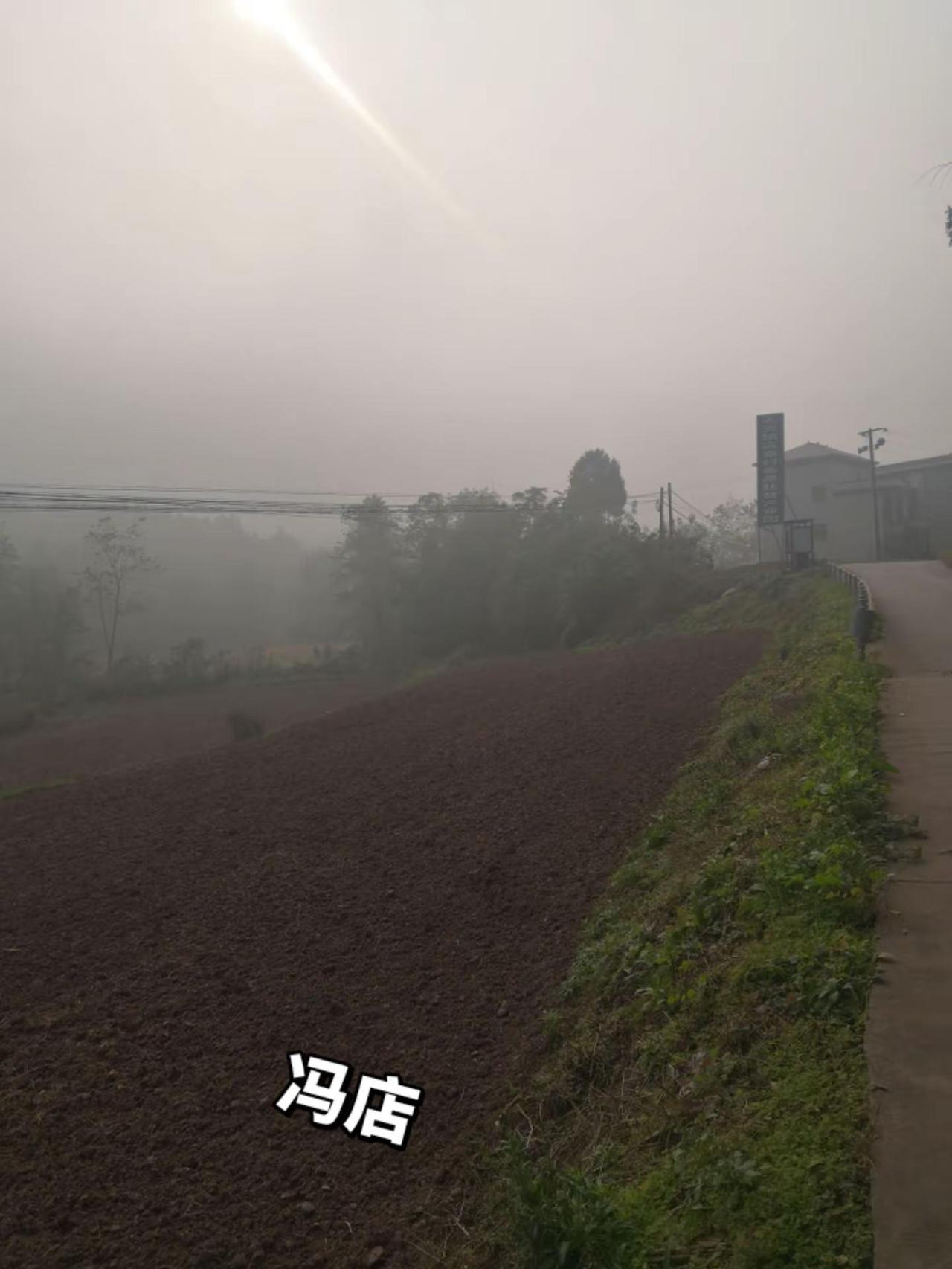 烟雾弥漫，农村最神秘的景色仿佛走进了天边，又好像神话的存在 农村日常生活 乡间的