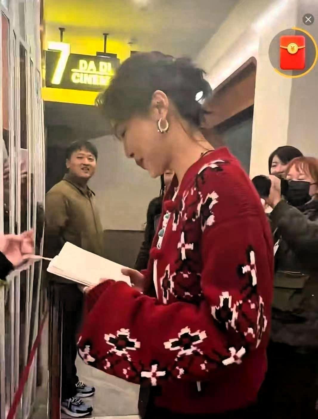 辛芷蕾在鹤岗路演，互动环节，台下突然传来一声招呼：“辛芷蕾，我是你初中同桌。” 