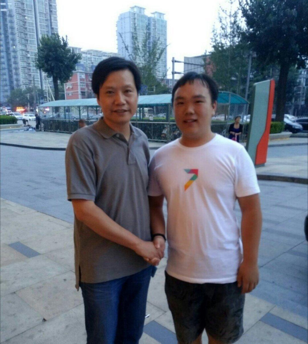 #雷军 互关#上一次和雷总合影还是15年的时候，我在北京的小米总部（那个时候还是