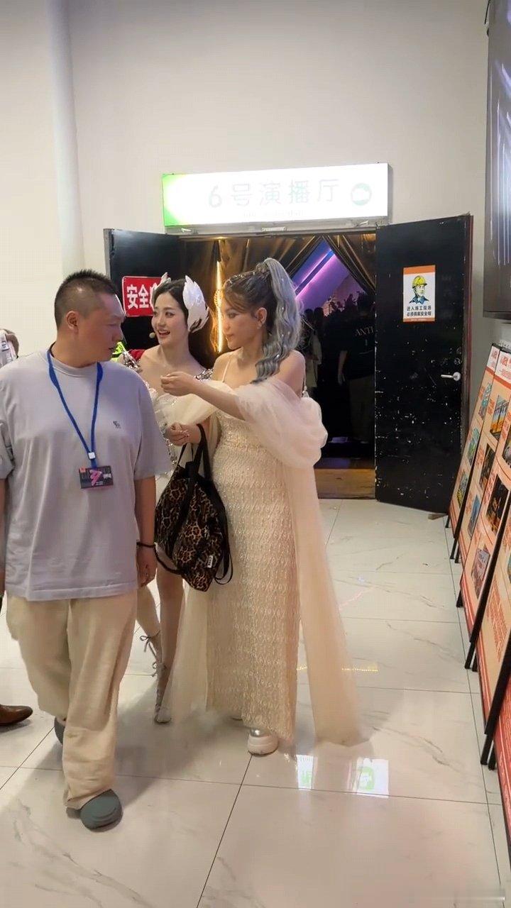 乌兰图雅哭好伤心乌兰图雅哭的妆花了 嗯舍不得者来女啊