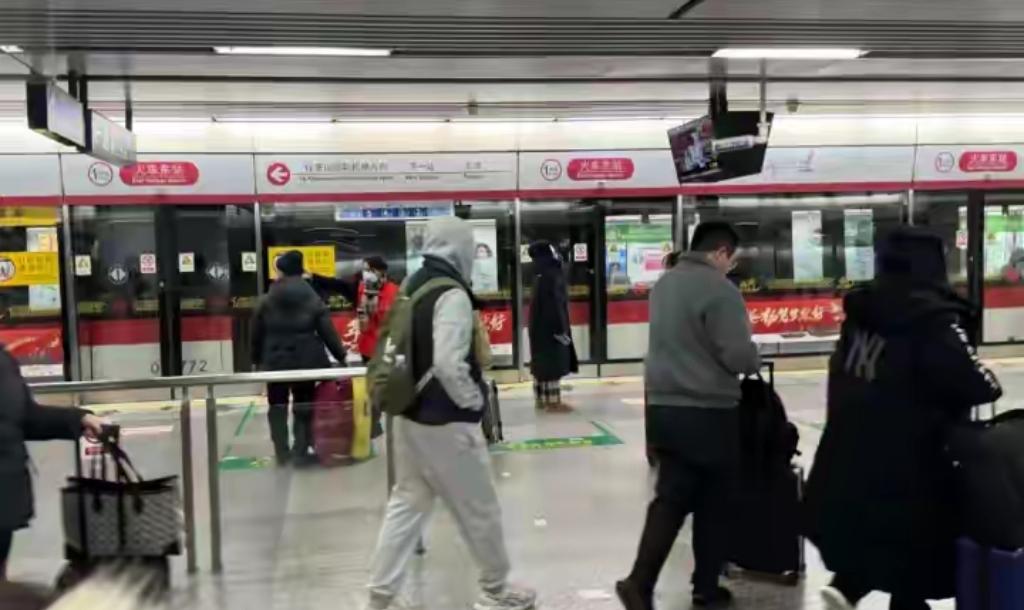 “好心好意的善良被践踏了，”浙江杭州，“不吃葱花”网友反映，在杭州东站地铁售票处