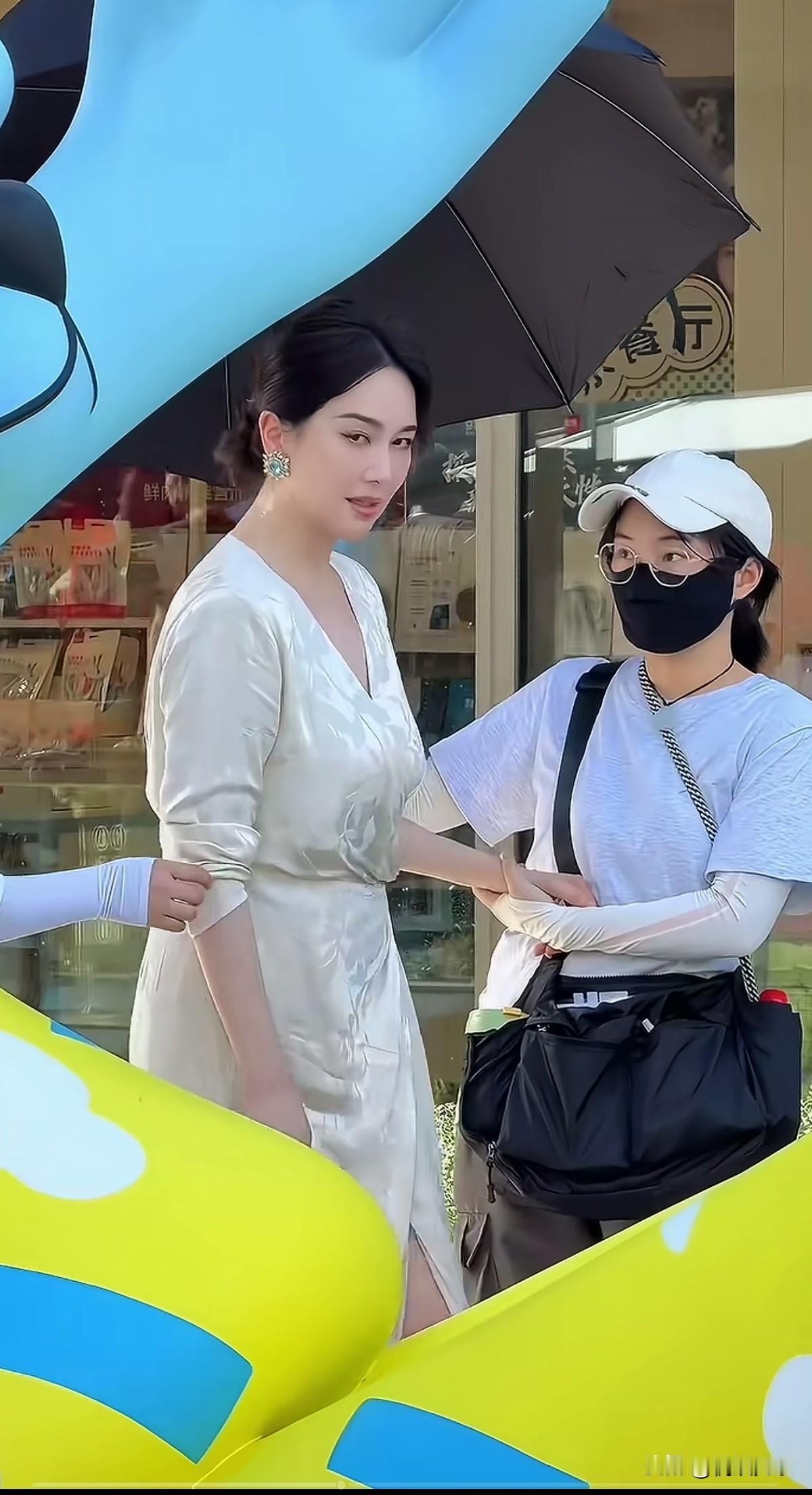 中年左小青，依然气质拉满，
感觉她从出道美到现在，
比以前更有女人味了，
简直就