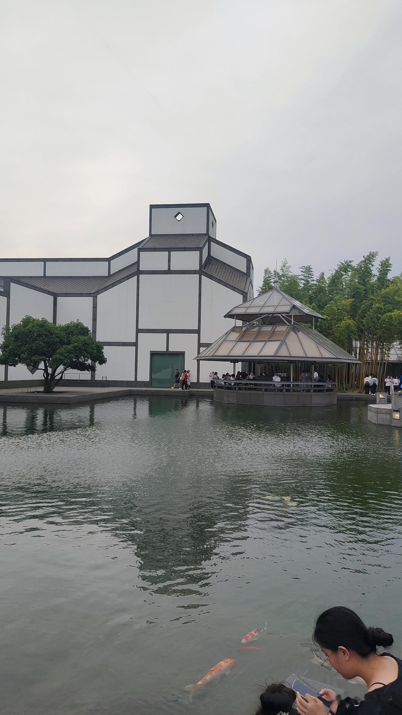 他们这是关起门来自己评的吧，我敢说苏州比那些上榜的城市要更安全呢。
在苏州无论身